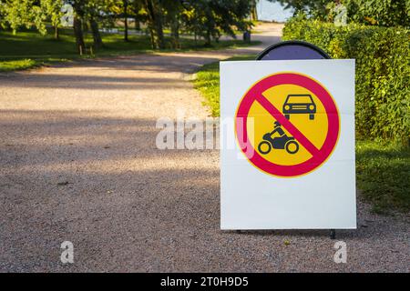 Kein Schild neben einer Schotterstraße in einem Park Stockfoto