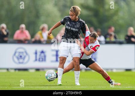 Rotterdam, Niederlande. Oktober 2023. Rotterdam - Chasity Grant von Ajax Vrouwen, Justine Brandau von Feyenoord V1 während des Spiels zwischen Feyenoord V1 und Ajax V1 bei Nieuw Varkenoord am 7. Oktober 2023 in Rotterdam, Niederlande. Credit: Box to Box Pictures/Alamy Live News Stockfoto