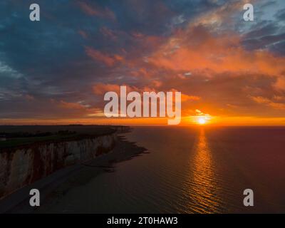 Aus der Vogelperspektive, Kreidefelsen bei Sonnenuntergang an der Küste in der Nähe von Saint-Valery-en-Caux, seine-Maritime, Alabasterküste, Kanalküste, Normandie, Frankreich Stockfoto