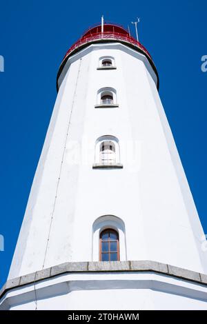 Denkmalgeschützter Leuchtturm oder Leuchtturm Dornbusch am Schluckswiek oder Schluckwieksberg, Froschperspektive, Ostseeinsel Hiddensee, sonniger Tag, blauer Himmel Stockfoto