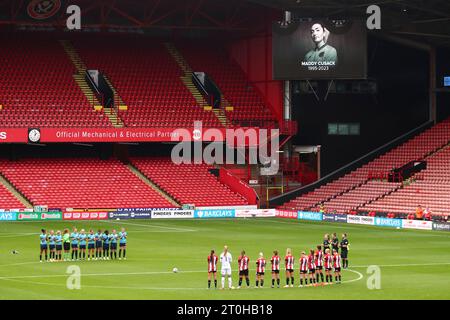 Spieler beider Teams beobachten eine Minute Applaus zum Gedenken an Maddy Cusack, die Sheffield United-Spieler während des Barclays Women's Championship-Spiels in der Bramall Lane, Sheffield. Bilddatum: Samstag, 7. Oktober 2023. Stockfoto