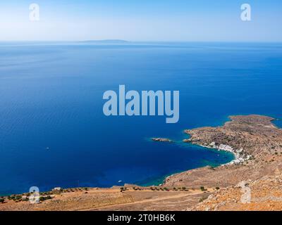 Blick über das Meer, im hinteren Teil der Insel Kastri, unterhalb der Küste mit dem autofreien Dorf Loutro, Kreta, Griechenland Stockfoto