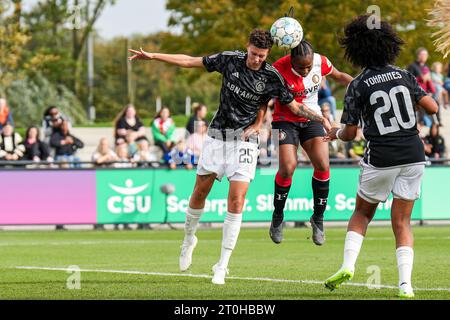 Rotterdam, Niederlande. Oktober 2023. Rotterdam - Kay-Lee de Sanders von Ajax Vrouwen, Celainy Obispo von Feyenoord V1 während des Spiels zwischen Feyenoord V1 und Ajax V1 bei Nieuw Varkenoord am 7. Oktober 2023 in Rotterdam, Niederlande. Credit: Box to Box Pictures/Alamy Live News Stockfoto