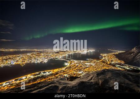 Nordlichter über Tromso, Blick vom Mount Storsteinen, Fjellheisen, Tromso, Norwegen Stockfoto