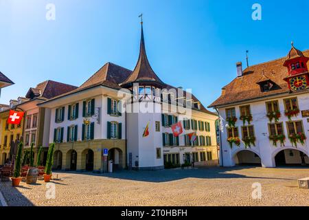 Mittelalterliches Rathaus und Hotel am Stadtplatz in der Altstadt von Thun an einem sonnigen Tag in Thun, Berner Oberland, Kanton Bern, Schweiz Stockfoto