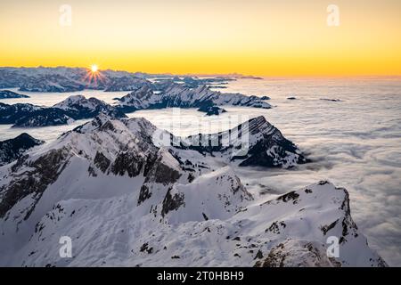 Blick von der Saentis auf die Berge der Zentralschweiz bei Sonnenuntergang, Berggipfel, die aus dem Nebelmeer steigen, Alpstein, Appenzell, Schweiz Stockfoto