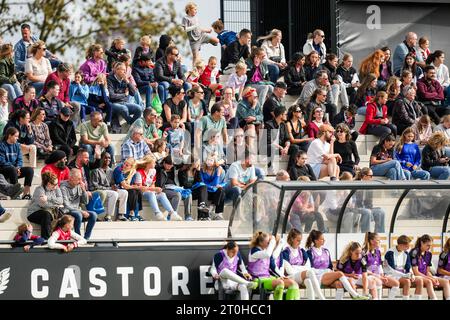 Rotterdam, Niederlande. Oktober 2023. Rotterdam - Anhänger von Feyenoord während des Spiels zwischen Feyenoord V1 und Ajax V1 bei Nieuw Varkenoord am 7. Oktober 2023 in Rotterdam, Niederlande. Credit: Box to Box Pictures/Alamy Live News Stockfoto