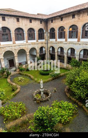 Terrasse von oben gesehen vom Santa Clara Kloster in der Stadt Azkoitia neben dem Fluss Urola. Gegründet von Don Pedro de Zuazola, Gipuzkoa. Baskisch Stockfoto