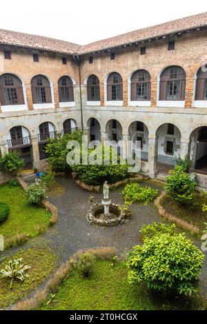 Terrasse von oben gesehen vom Santa Clara Kloster in der Stadt Azkoitia neben dem Fluss Urola. Gegründet von Don Pedro de Zuazola, Gipuzkoa. Baskisch Stockfoto