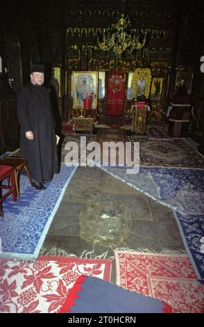 Dragoslavele, Landkreis Arges, Rumänien, 2001. Örtlicher orthodoxer Priester Gheorghe Carstina in der christlich-orthodoxen Kirche „Dormition of the Mother of God“, einem historischen Denkmal aus dem 17. Jahrhundert. Stockfoto