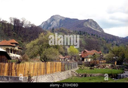 Arges County, Rumänien, 2001. Häuser im Dorf Dragoslavele, mit dem Berg Piatra Dragoslavelor im hinteren Teil. Stockfoto