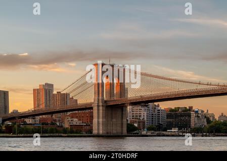 Fantastische goldene Stunde Blick auf die Giant Brooklyn Brücke über den East River in New York City. Diese Brücke verbindet Manhattan und Brooklyn. Stockfoto