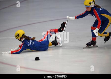 7. Oktober 2023, Benatky nad Jizerou, Tschechische Republik: Die Eiskunstläuferinnen BEATA ZEDNIKOVA und LUCIA KOVANICOVA aus Tschechien treten bei der ISU Danubia Series an den Czech Open in Benatky nad Jizerou (30 km nördlich von Prag) in Tschechien an. Short Track Speed Skating ist eine Form des Eislaufens im Wettkampf. Bei Wettkämpfen laufen mehrere Skatersskaten auf einer ovalen Eisbahn mit einem Umfang von 111,12 m. die Eisbahn selbst ist 60 m mal 30 m groß, was der Größe einer Eishockeybahn von internationaler Größe entspricht. Short Track Speed Skating ist die Schwestersportart des Langstrecken-Speed Skating. (Guthaben Im Stockfoto