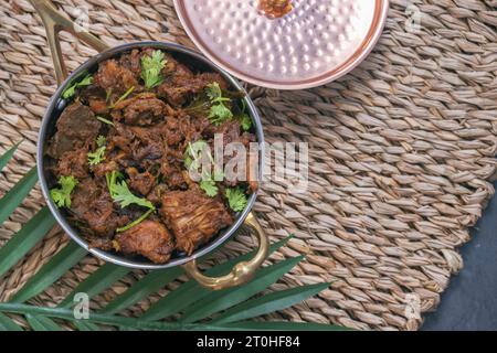 Sukha Hammel- oder Hühnerfleisch, trockenes, scharfes Murgh- oder Ziegenfleisch, serviert mit heißem Hammelfleisch, spezielles, scharfes traditionelles Gericht. Büffelbraten, Fleisch-Pfeffer-Braten. Oben Stockfoto