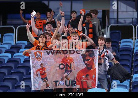 7. Oktober 2023; Allianz Stadium, Sydney, NSW, Australien: Australia Cup Final Football, Sydney FC gegen Brisbane Roar; Brisbane Roar Fans in Mannschaftsfarben Stockfoto