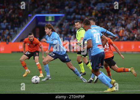 7. Oktober 2023; Allianz Stadium, Sydney, NSW, Australien: Australia Cup Final Football, Sydney FC gegen Brisbane Roar; Max Burgess von Sydney FC läuft durch das Mittelfeld Stockfoto