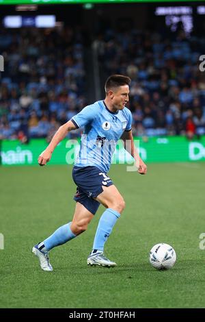 7. Oktober 2023; Allianz Stadium, Sydney, NSW, Australien: Australia Cup Final Football, Sydney FC gegen Brisbane Roar; Joe Lolley vom Sydney FC kontrolliert den Ball Stockfoto