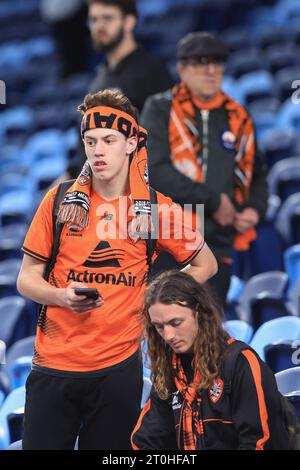 7. Oktober 2023; Allianz Stadium, Sydney, NSW, Australien: Australia Cup Final Football, Sydney FC gegen Brisbane Roar; Fans in Teamfarben Stockfoto