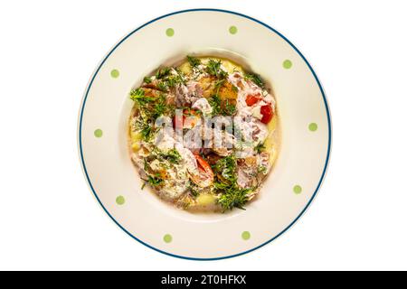 Blick von oben auf köstlichen Kabeljau Fisch mit Kartoffelpüree und Tomatenstücken in weißer Keramikplatte isoliert auf weißem Hintergrund mit Schneidepfad. Stockfoto