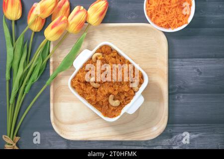 Gajar Ka Halwa ist ein süßer Dessertpudding auf Karottenbasis aus Indien. Garniert mit Cashew-/Mandelnüssen. Gajar Halwa, auch bekannt als Gajorer Halua, Gajrela Stockfoto