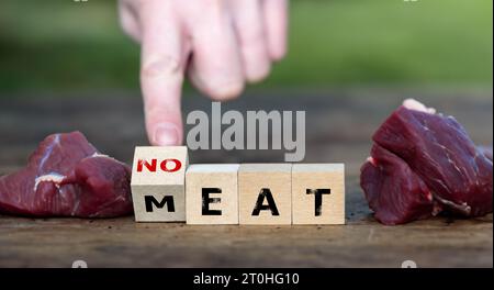 Holzwürfel bilden den Ausdruck „kein Fleisch essen“. Stockfoto