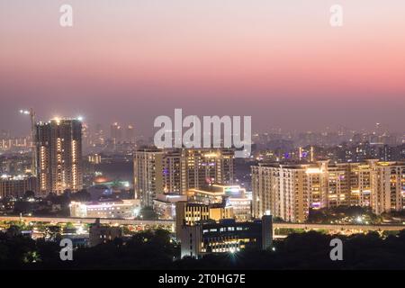 Gurgaons Stadtbild beleuchtet mit bunten Diwali Lights. Gurugram, Haryana, Indien, urbane Skyline während des Deepavali Festivals. Sehen Sie den Premium-Werbespot Stockfoto