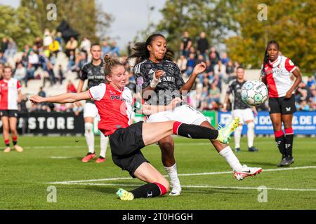 Rotterdam, Niederlande. Oktober 2023. Rotterdam - Sisca Folkertsma von Feyenoord V1, Chasity Grant von Ajax Vrouwen während des Spiels zwischen Feyenoord V1 und Ajax V1 bei Nieuw Varkenoord am 7. Oktober 2023 in Rotterdam, Niederlande. Credit: Box to Box Pictures/Alamy Live News Stockfoto