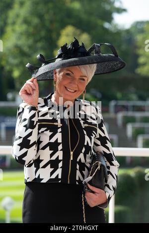 Ascot, Berkshire, Großbritannien. Oktober 2023. Rennfahrer, die an einem schönen, warmen, sonnigen Tag zum Herbstrennen am Ascot Racecourse ankommen. Quelle: Maureen McLean/Alamy Live News Stockfoto