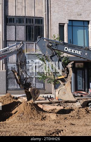 Zwei Bagger arbeiten an einem Projekt, bei dem die Ziegeloberfläche der Saginaw Street in Flint Michigan USA ersetzt wird Stockfoto