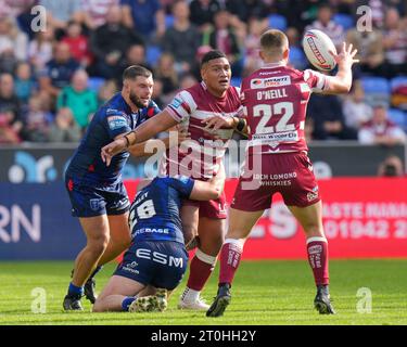 Wigan, Großbritannien. Oktober 2023. Patrick Mago #20 von Wigan Warriors entlastet den Ball, als er von Sam Luckley #26 von Hull KR während des Halbfinalspiels der Betfred Super League Wigan Warriors gegen Hull KR im DW Stadium, Wigan, Großbritannien, 7. Oktober 2023 (Foto: Steve Flynn/News Images) in Wigan, Vereinigtes Königreich am 10.7.2023. (Foto: Steve Flynn/News Images/SIPA USA) Credit: SIPA USA/Alamy Live News Stockfoto