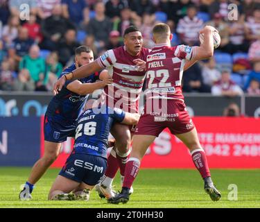 Wigan, Großbritannien. Oktober 2023. Patrick Mago #20 von Wigan Warriors entlastet den Ball, als er von Sam Luckley #26 von Hull KR während des Halbfinalspiels der Betfred Super League Wigan Warriors gegen Hull KR im DW Stadium, Wigan, Großbritannien, 7. Oktober 2023 (Foto: Steve Flynn/News Images) in Wigan, Vereinigtes Königreich am 10.7.2023. (Foto: Steve Flynn/News Images/SIPA USA) Credit: SIPA USA/Alamy Live News Stockfoto