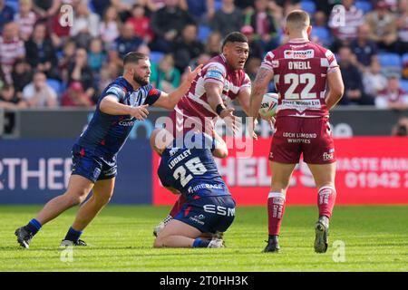 Wigan, Großbritannien. Oktober 2023. Patrick Mago #20 von Wigan Warriors entlastet den Ball, als er von Sam Luckley #26 von Hull KR während des Halbfinalspiels der Betfred Super League Wigan Warriors gegen Hull KR im DW Stadium, Wigan, Großbritannien, 7. Oktober 2023 (Foto: Steve Flynn/News Images) in Wigan, Vereinigtes Königreich am 10.7.2023. (Foto: Steve Flynn/News Images/SIPA USA) Credit: SIPA USA/Alamy Live News Stockfoto