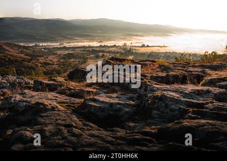 Fantastischer Morgen auf den Felsen. Wunderschöne Landschaft. Stockfoto