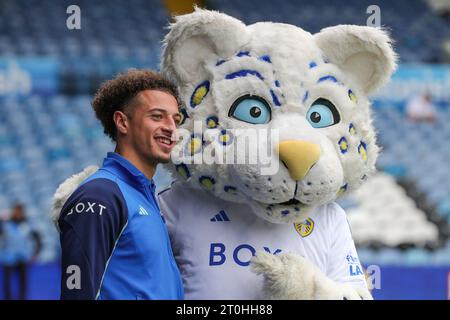 Ethan Ampadu #4 von Leeds United hat sein Foto mit Maskottchen Lucas The Kop Kat vor dem Sky Bet Championship Match Leeds United gegen Bristol City in der Elland Road, Leeds, Großbritannien, 7. Oktober 2023 (Foto: James Heaton/News Images) Stockfoto