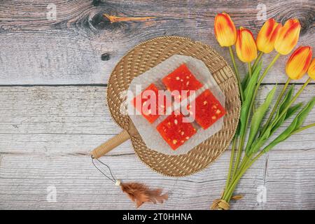 Bombay Halwa ist ein beliebtes indisches Dessert, das auf einem Teller serviert und dekoriert wird. Bombay Halwa Wüste in einem isolierten Hintergrund. Indisches Festival süßes Gericht. Stockfoto