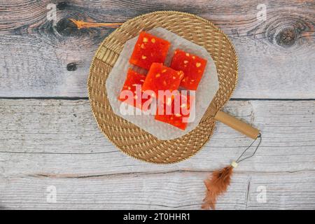 Bombay Halwa ist ein beliebtes indisches Dessert, das auf einem Teller serviert und dekoriert wird. Bombay Halwa Wüste in einem isolierten Hintergrund. Indisches Festival süßes Gericht. Stockfoto