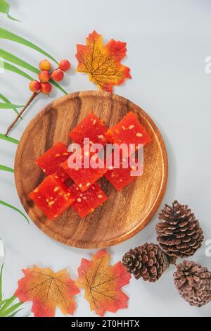 Bombay Halwa ist ein beliebtes indisches Dessert, das auf einem Teller serviert und dekoriert wird. Bombay Halwa Wüste in einem isolierten Hintergrund. Indisches Festival süßes Gericht. Stockfoto