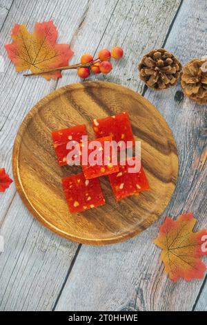Bombay Halwa ist ein beliebtes indisches Dessert, das auf einem Teller serviert und dekoriert wird. Bombay Halwa Wüste in einem isolierten Hintergrund. Indisches Festival süßes Gericht. Stockfoto