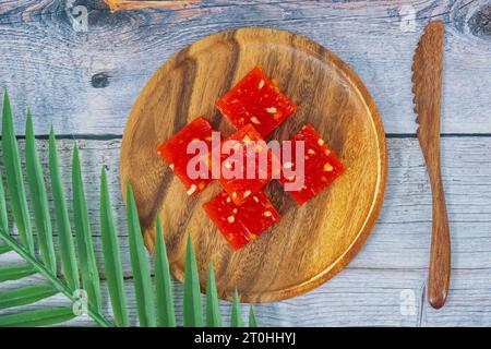 Bombay Halwa ist ein beliebtes indisches Dessert, das auf einem Teller serviert und dekoriert wird. Bombay Halwa Wüste in einem isolierten Hintergrund. Indisches Festival süßes Gericht. Stockfoto