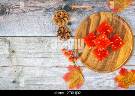 Bombay Halwa ist ein beliebtes indisches Dessert, das auf einem Teller serviert und dekoriert wird. Bombay Halwa Wüste in einem isolierten Hintergrund. Indisches Festival süßes Gericht. Stockfoto