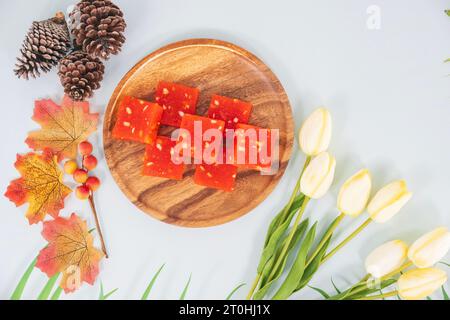 Bombay Halwa ist ein beliebtes indisches Dessert, das auf einem Teller serviert und dekoriert wird. Bombay Halwa Wüste in einem isolierten Hintergrund. Indisches Festival süßes Gericht. Stockfoto