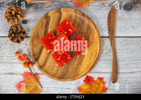 Bombay Halwa ist ein beliebtes indisches Dessert, das auf einem Teller serviert und dekoriert wird. Bombay Halwa Wüste in einem isolierten Hintergrund. Indisches Festival süßes Gericht. Stockfoto