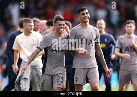 Tottenham Hotspurs Pedro Porro (links) und Cristian Romero feiern nach dem letzten Pfiff im Premier League-Spiel in der Kenilworth Road, Luton. Bilddatum: Samstag, 7. Oktober 2023. Stockfoto