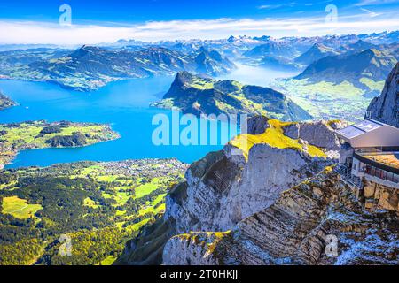 Blick auf den Luzerner See aus der Vogelperspektive vom Pilatus-Gipfel aus, malerische Natur der Schweiz Stockfoto