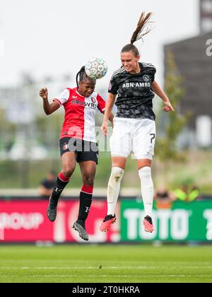 Rotterdam, Niederlande. Oktober 2023. Rotterdam - Celainy Obispo von Feyenoord V1, Romee Leuchter von Ajax Vrouwen während des Spiels zwischen Feyenoord V1 und Ajax V1 bei Nieuw Varkenoord am 7. Oktober 2023 in Rotterdam, Niederlande. Credit: Box to Box Pictures/Alamy Live News Stockfoto