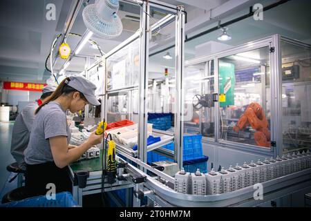 (231007) – PEKING, 7. Oktober 2023 (Xinhua) – Mitarbeiter arbeiten in der Werkstatt von Beny New Energy Co., Ltd. In Wenzhou, ostchinesischer Provinz Zhejiang, 19. April 2023. Dirk Heil, der in der kleinen Stadt Schwarzenbek in Schleswig-Holstein lebt, hat in den letzten Monaten Solargeräte chinesischer Unternehmen eingesetzt. Dank der Belt and Road Initiative sind diese qualitativ hochwertigen und preisgünstigen Produkte aus China auf dem Seeweg oder durch den Transport von China-Europa-Güterzügen in die deutschen Haushalte gelangt.Hengdian Group DMEGC Magnetics Co., Ltd. Und Beny New Energy Co., Ltd., zwei CH Stockfoto