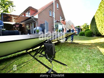 (231007) -- PEKING, 7. Oktober 2023 (Xinhua) -- Dirk Heil überprüft die in China hergestellten solarbetriebenen Anlagen in seinem Haus in Schwarzenbek, Deutschland, am 30. Mai 2023. Dirk Heil, der in der kleinen Stadt Schwarzenbek in Schleswig-Holstein lebt, hat in den letzten Monaten Solargeräte chinesischer Unternehmen eingesetzt. Dank der Belt and Road Initiative sind diese qualitativ hochwertigen und preisgünstigen Produkte aus China auf dem Seeweg oder durch den Transport von China-Europa-Güterzügen in die deutschen Haushalte gelangt.Hengdian Group DMEGC Magnetics Co., Ltd. Und Beny New Energy Co., Ltd., Two Chine Stockfoto