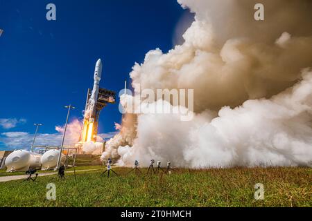 Cape Canaveral, USA. Oktober 2023. Eine Atlas-V-Rakete der United Launch Alliance (ULA) startet am 6. Oktober 2023 von der Cape Canaveral Space Force Station in Florida. Die Atlas-V-Rakete trägt am 6. Oktober 2023 die ersten beiden Prototypen für Amazons Breitbandkonstellation Project Kuiper. (Foto: Alex G Perez/AGPfoto/SIPA USA) Credit: SIPA USA/Alamy Live News Stockfoto