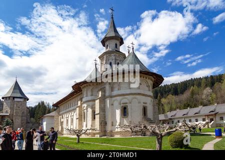 PUTNA, RUMÄNIEN - 30. APRIL 2023: Dies ist eine Klosterkirche im traditionellen rumänischen Stil auf dem Gebiet des berühmten Klosters, in dem Stefan the Stockfoto