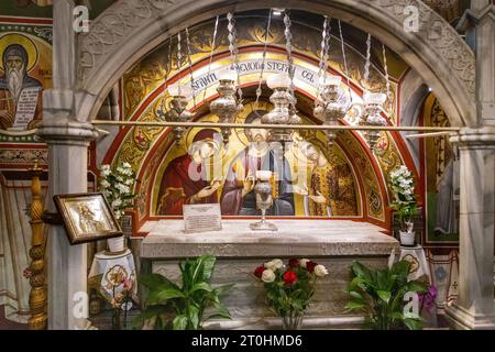PUTNA, RUMÄNIEN - 30. APRIL 2023: Dies ist das Begräbnis von Stefan dem Großen in der Himmelfahrt-Kathedrale des berühmten orthodoxen Klosters. Stockfoto